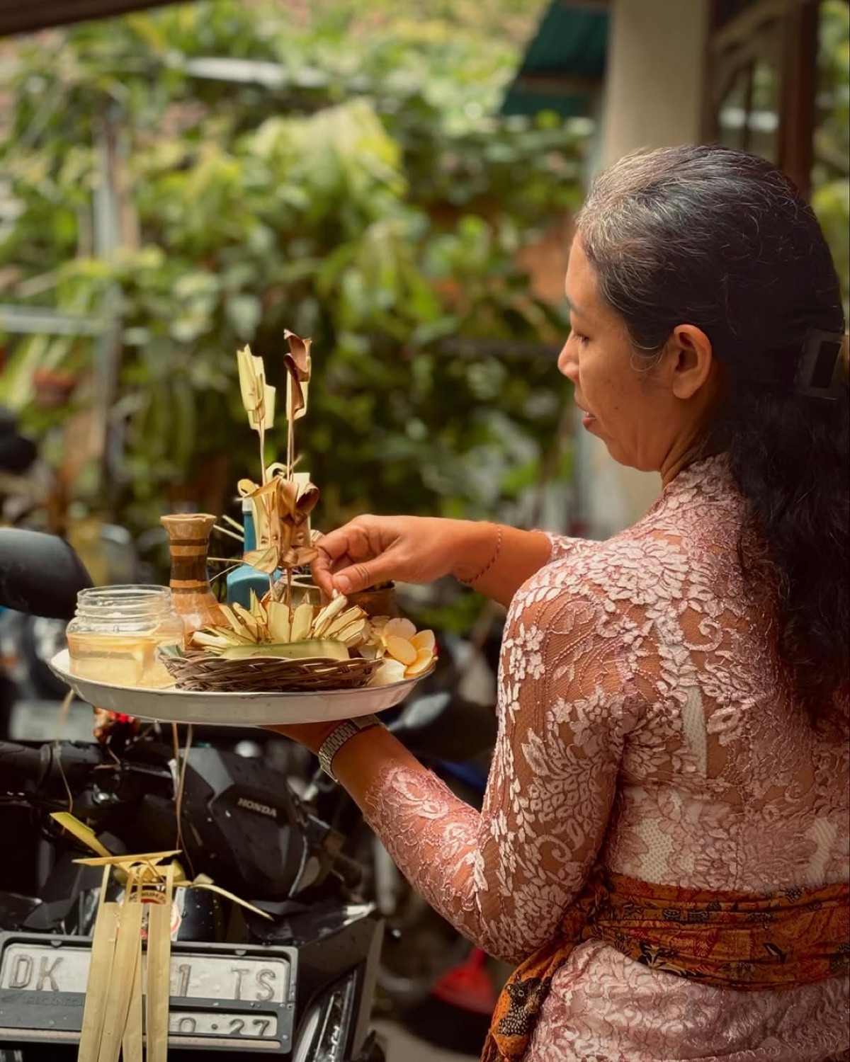 Rina preparing a traditional Balinese offering at the studio